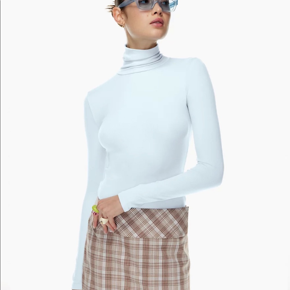 SB bone white turtleneck